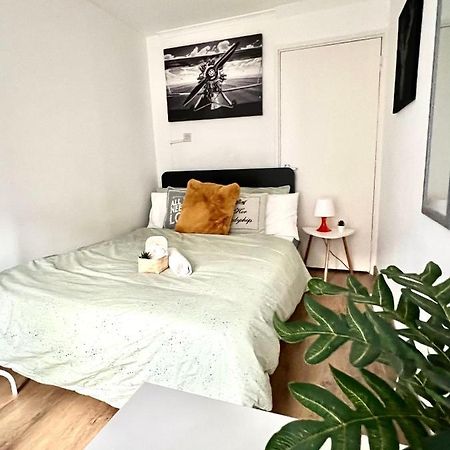Private Bedrooms In A Flat! Home Away From Home! Shared Bathroom London Exterior foto