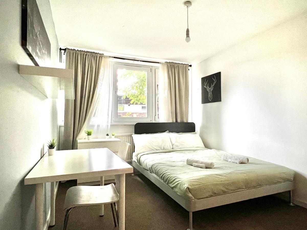 Private Bedrooms In A Flat! Home Away From Home! Shared Bathroom London Exterior foto